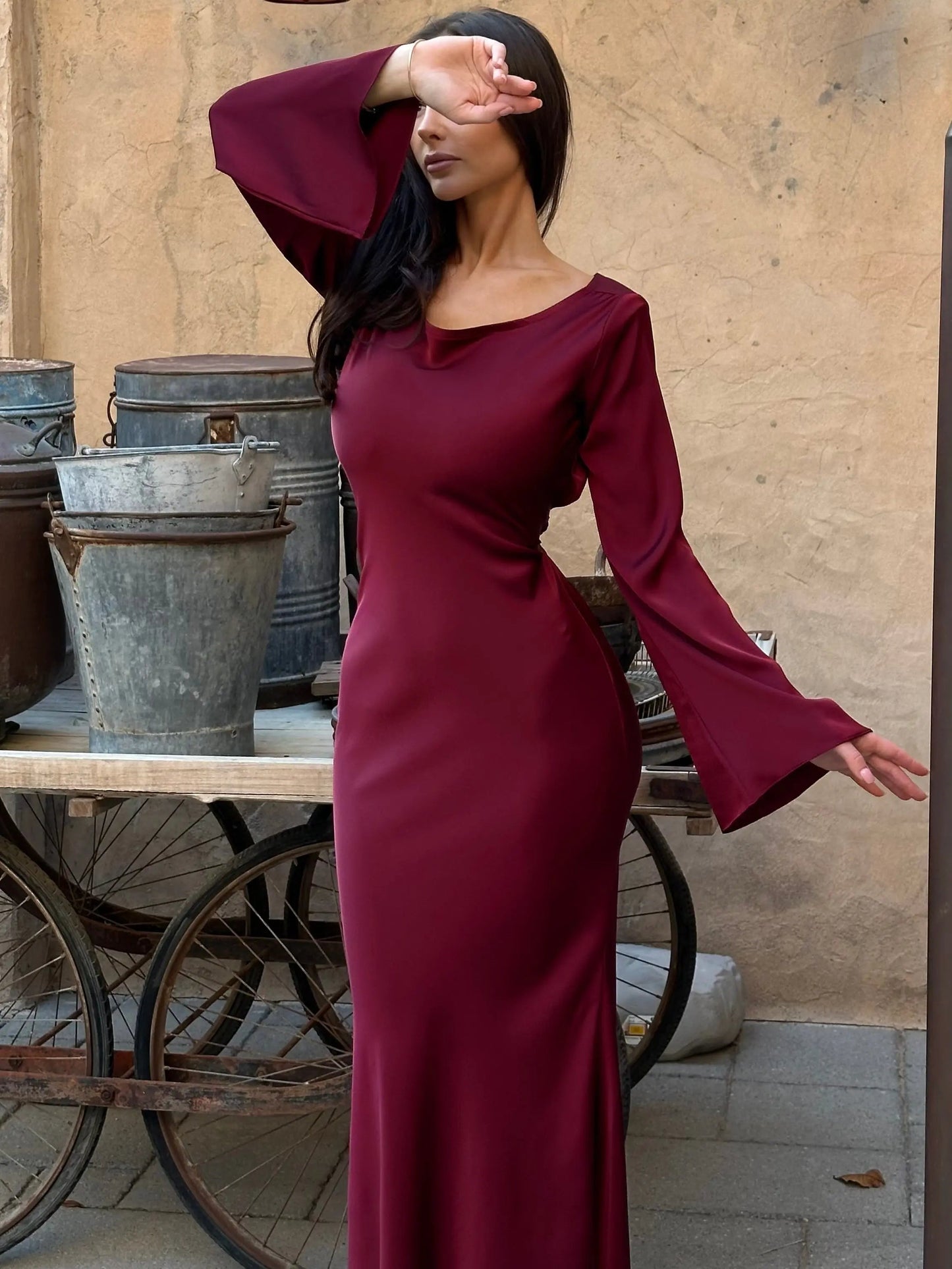 Draped-sleeve gown, close view of the shoulder