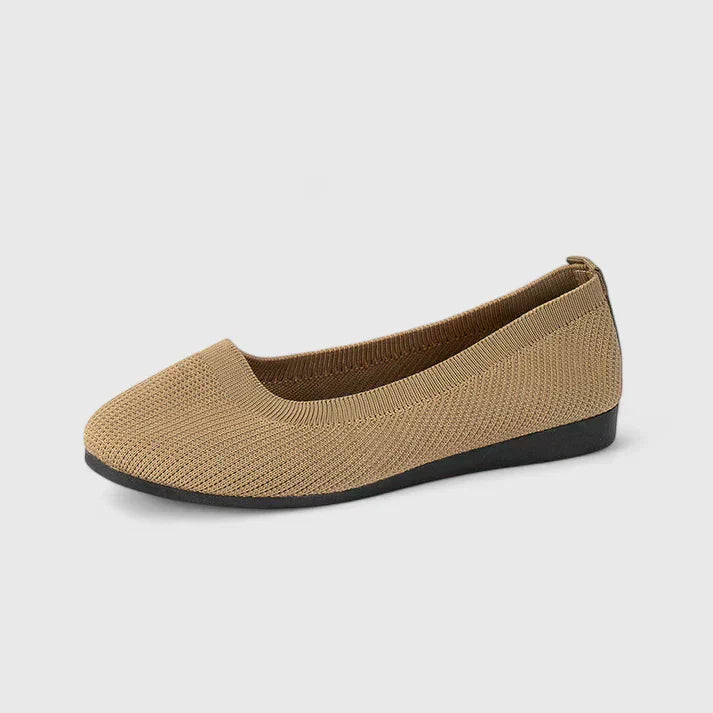 Elastic-panel loafers seen in profile from the side