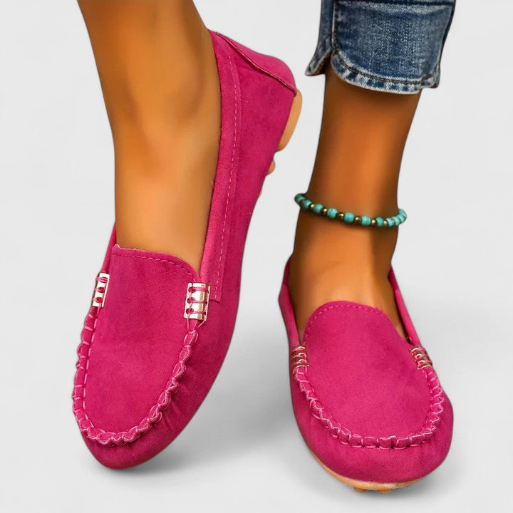 Slip-on loafers with moccasin stitching and a gold bar detail